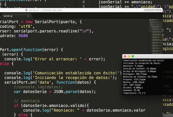 Se muestra la salida serial en formato JSON con los datos de los sensores en la pantalla