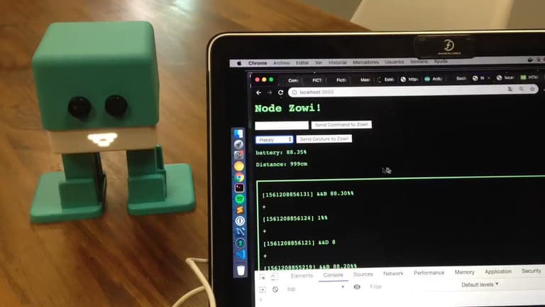 Mostando Zowi en una mesa con un portatil transmitiendo comandos en informacion en una interfaz web