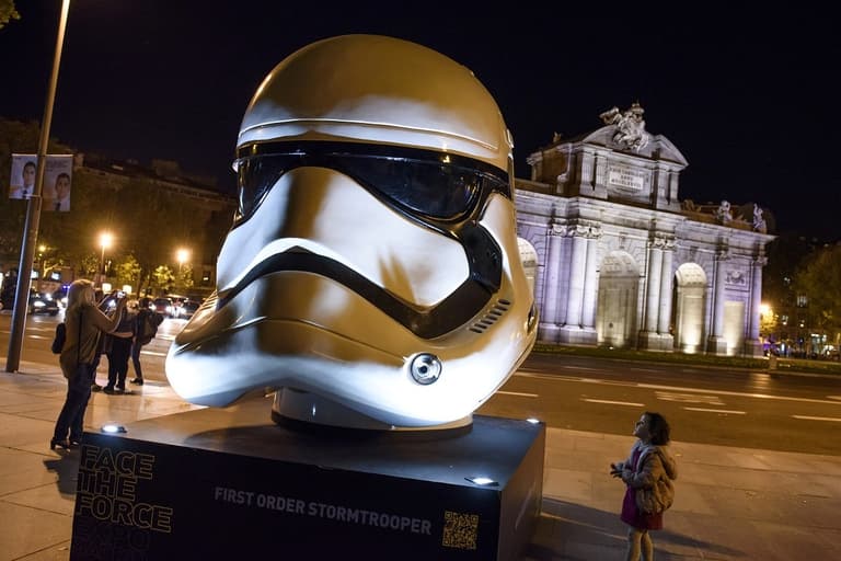 Casco gigante de star wars en la ciudad de Madrid