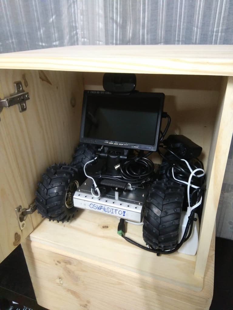 El robot OSWaldito en su caja de transporte