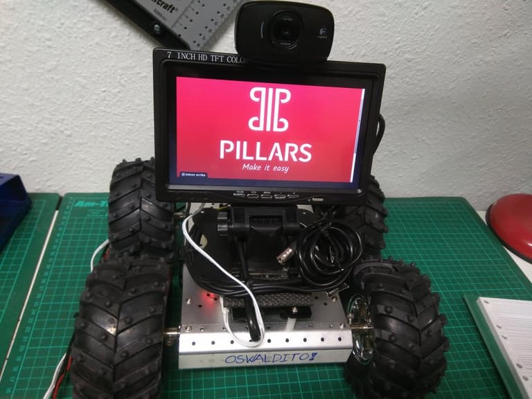 El robot OSWaldito haciendo uso de su pantalla para mostrar información