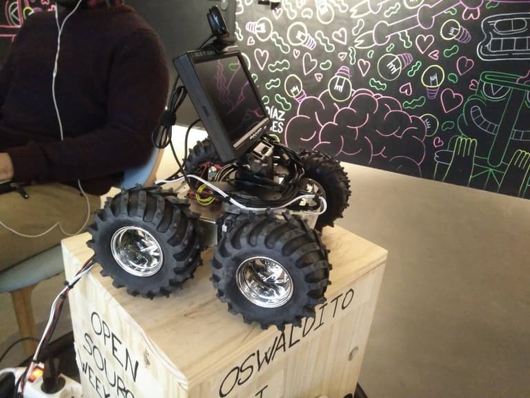 Fotografia del Robot OSWaldito sobre su propia caja de transporte