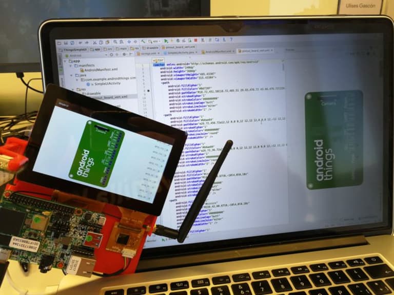 Dispositivo Pico Pro programado con Android Things en un portatil