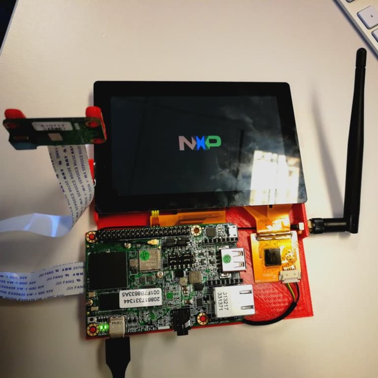 Dispositivo Pico Pro Maker Kit montado sobre una carcasa impresa 3D a medida