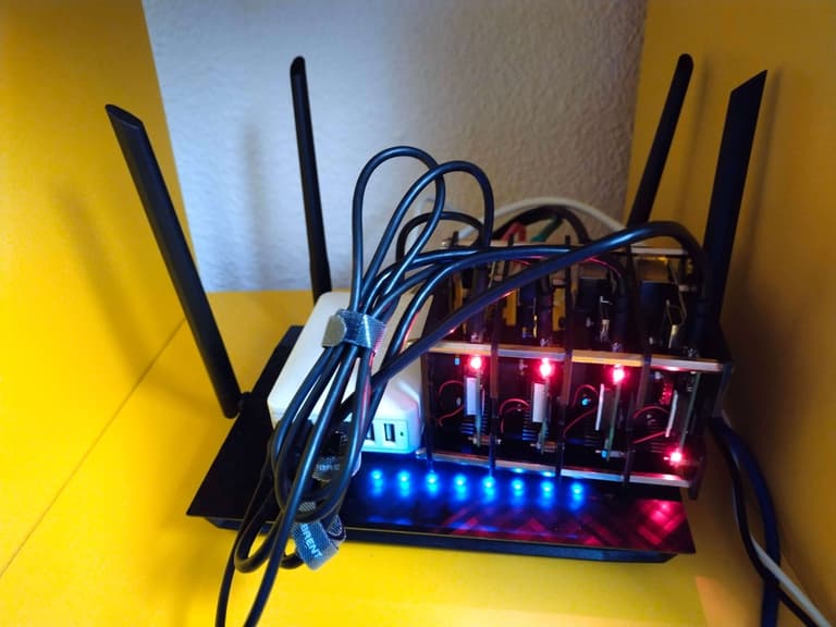 Cluster de 4 raspis con su router y cableado funcionando