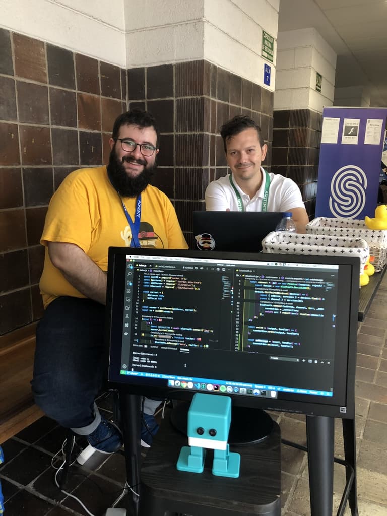 Ulises Gascon y Felipe Polo haciendo Open Source durante el JSDayCAN2019