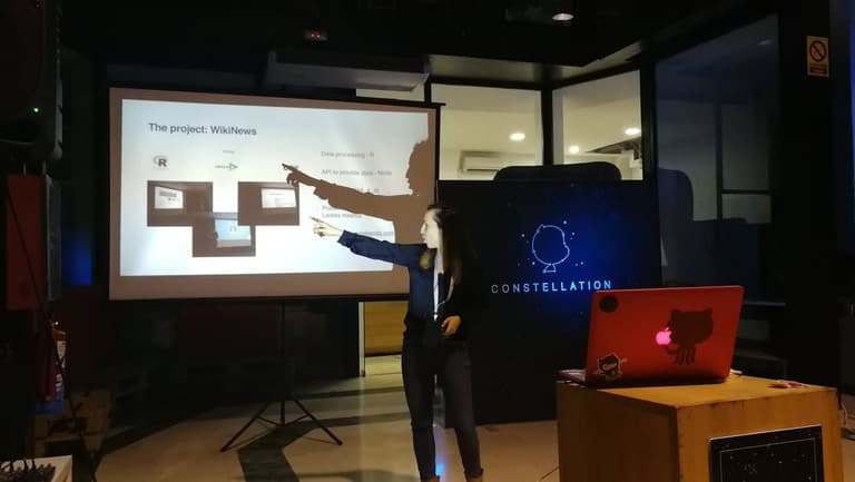 Bea presentando WikiNews durante el Github Constellation 2017
